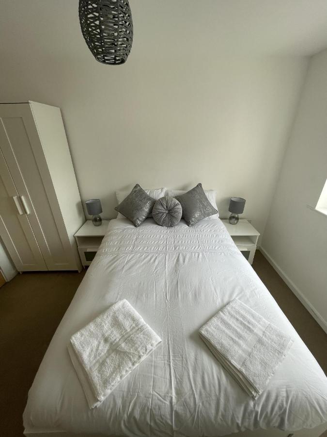Modern 2-Bed Apartment In The Heart Of Salford Quays Exterior photo