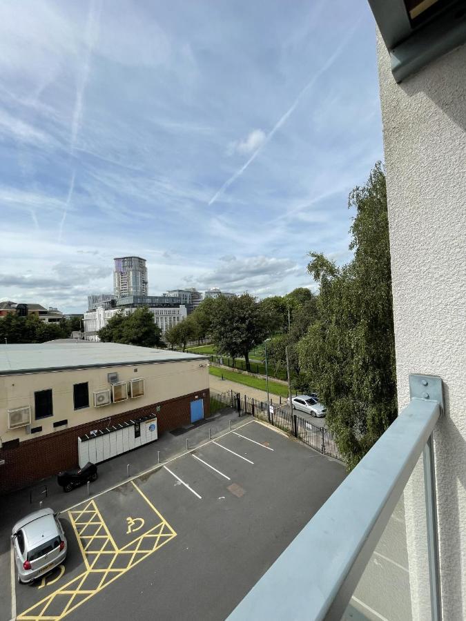 Modern 2-Bed Apartment In The Heart Of Salford Quays Exterior photo