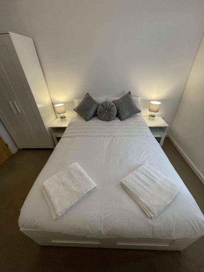 Modern 2-Bed Apartment In The Heart Of Salford Quays Exterior photo