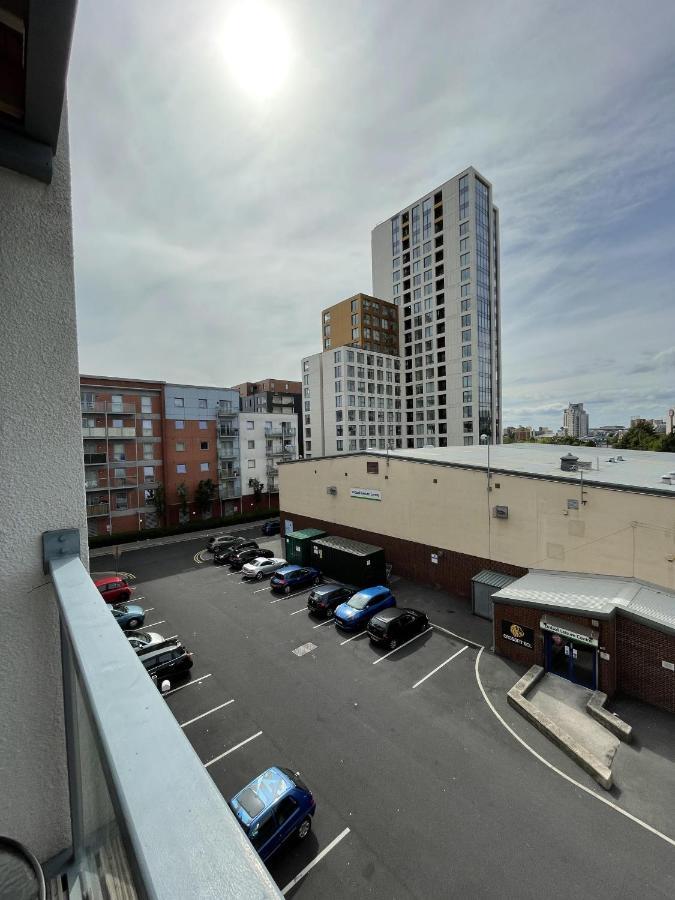 Modern 2-Bed Apartment In The Heart Of Salford Quays Exterior photo