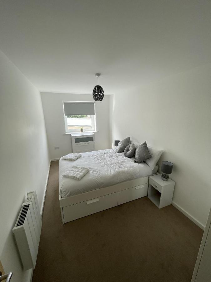 Modern 2-Bed Apartment In The Heart Of Salford Quays Exterior photo