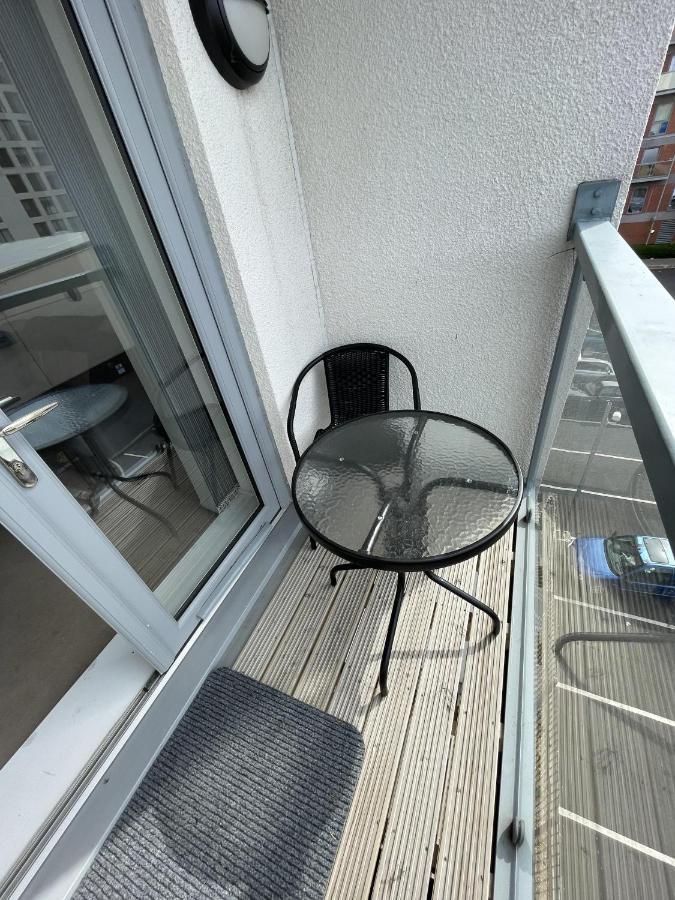Modern 2-Bed Apartment In The Heart Of Salford Quays Exterior photo